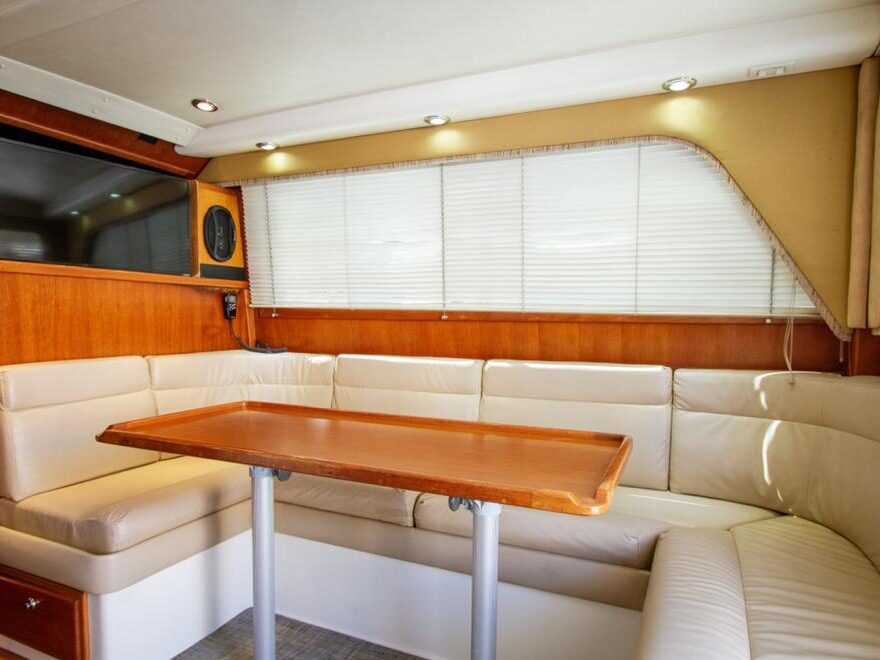 35' Cabo Flybridge AC cabin 1-6pax Lounge