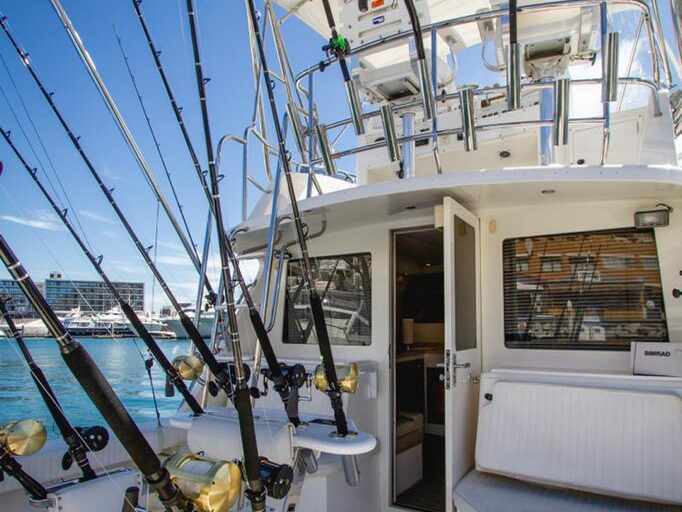 35' Cabo Flybridge AC cabin 1-6pax Rods High