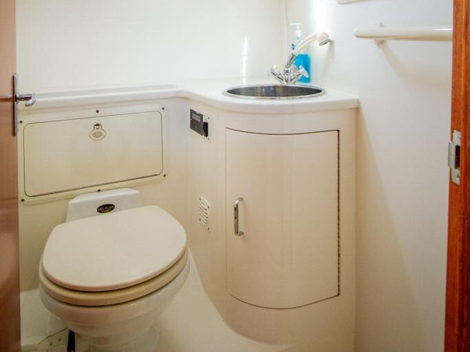 35' Cabo Flybridge AC cabin 1-6pax Toilet