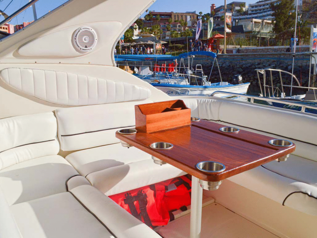 32' Maxum Watering Hole 9