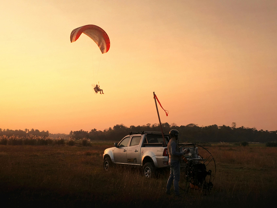 Landing track for helicopters and paramotors